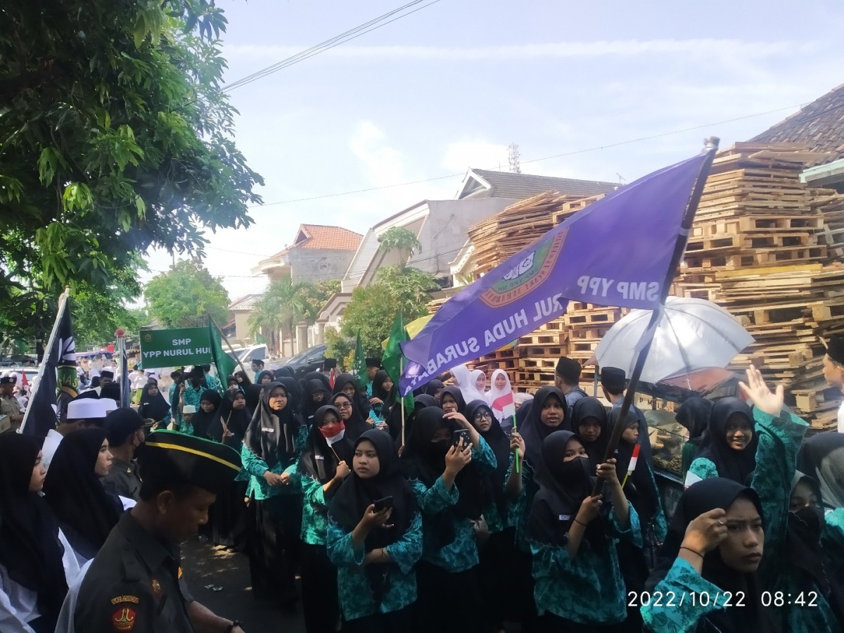 Ribuan Pelajar Surabaya Ramaikan Kirab Resolusi Jihad Hari Santri Nasional 2022
