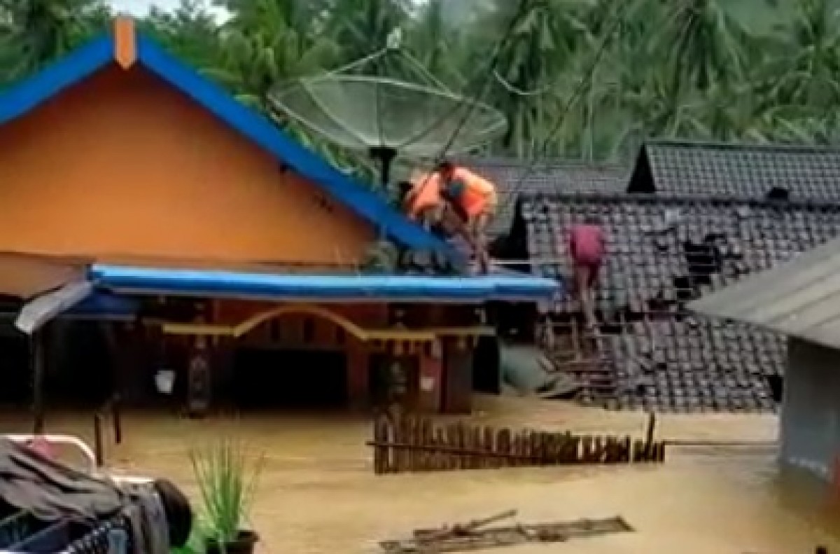 Warga menyelematkan diri dari banjir yang terus meninggi. (Foto: Junisa/jatimnow.com0