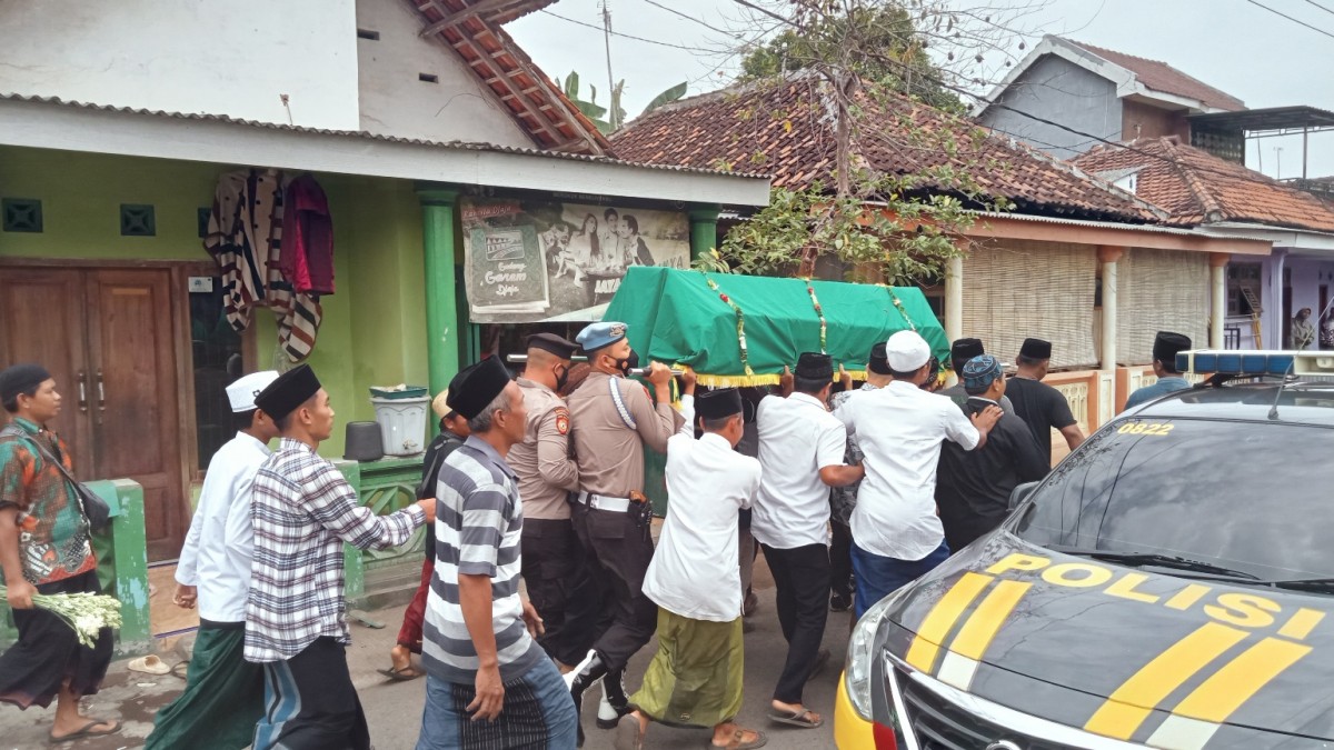 Jenazah Tutik dibawa ke pemakaman.(Foto: Moch Rois)