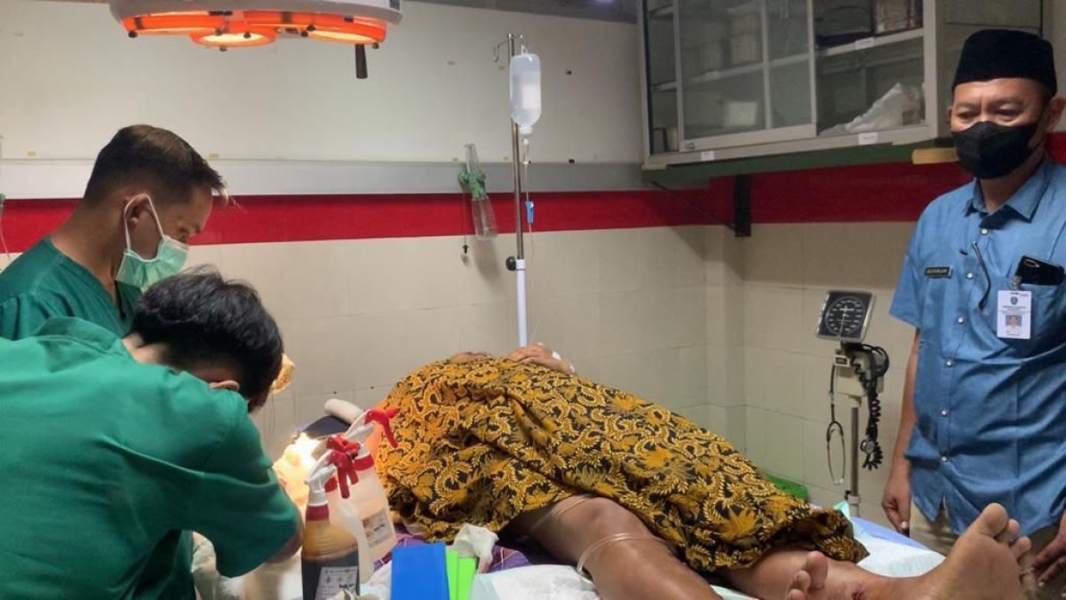 Tim medis masih melakukan observasi terhadap korban longsor di IGD RSUD dr Harjono. (foto: Mita Kusuma/jatimnow.com)(