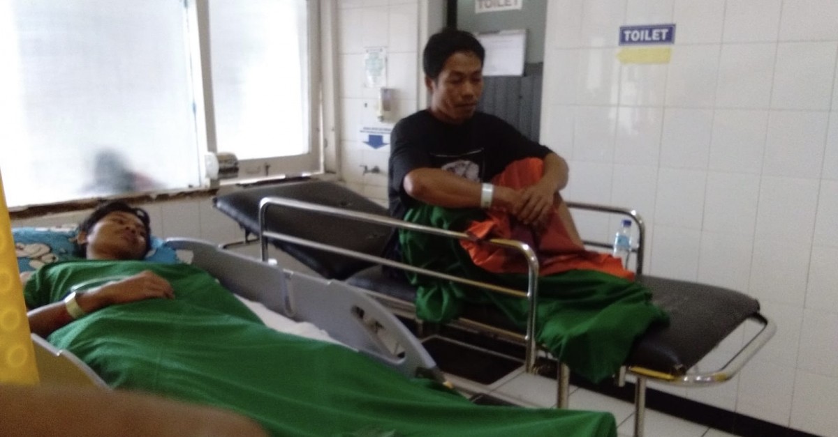 Dua korban longsor menjalani perawatan di rumah sakit. (Foto: Mita Kusuma/jatimnow.com)