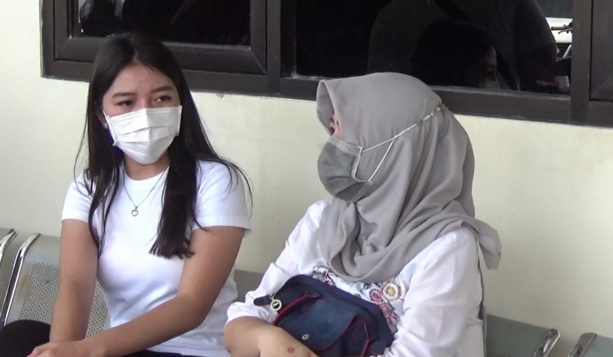 Merry Rosmawati dan putrinya saat berada di kantor Satreskrim Polres Jombang.(Foto: Elok Aprianto/jatimnow.com)