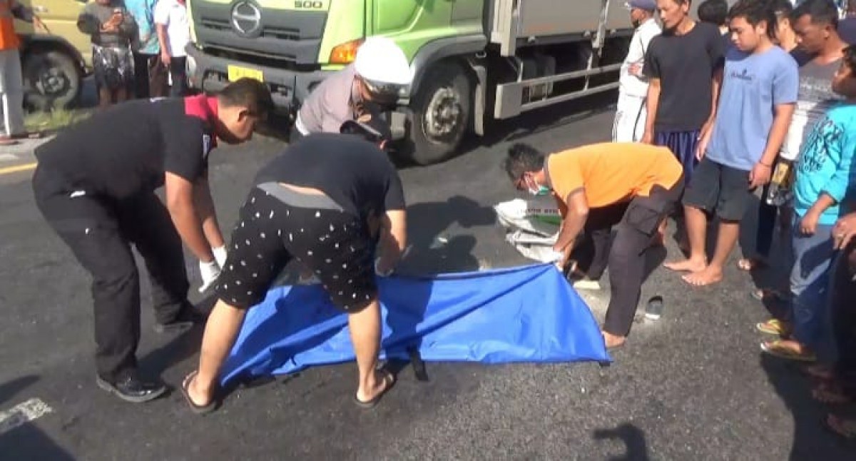 Mayat korban saat dievakuasi oleh petugas dari Satlantas Polres Jombang.(Foto: Elok Aprianto)