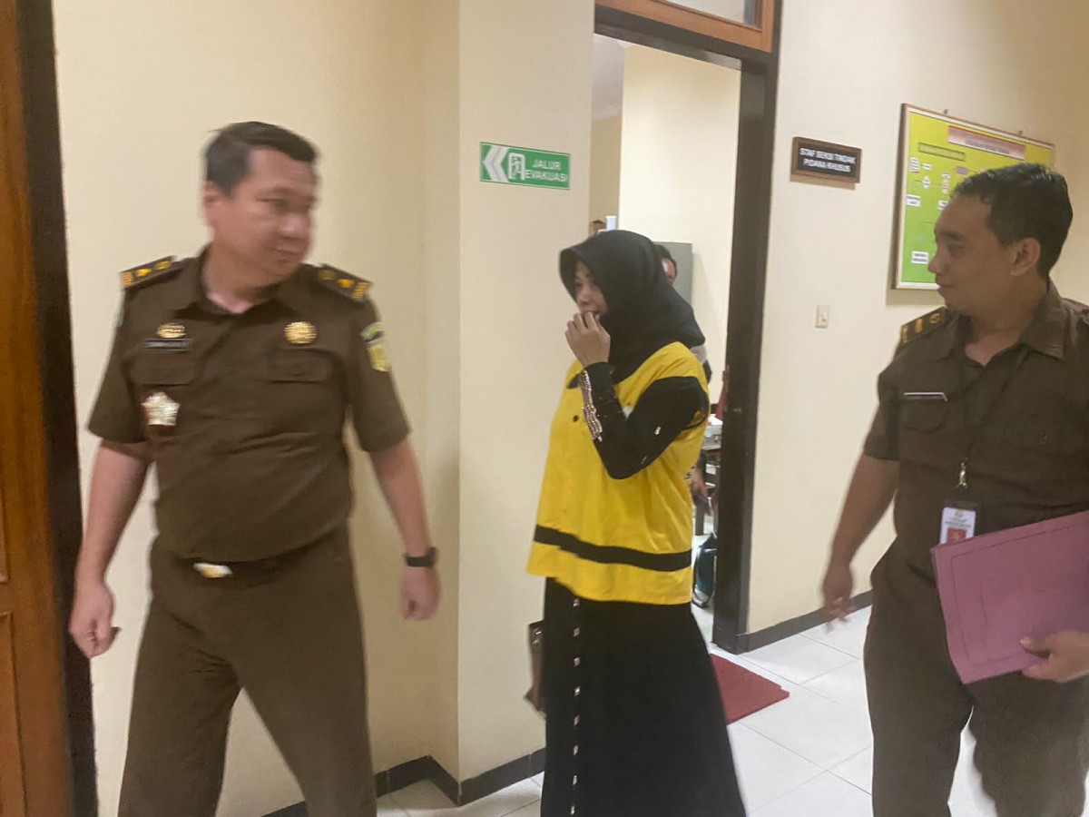 Tersangka saat menyerahkan diri.(Foto: dok Kejari Tulungagung)