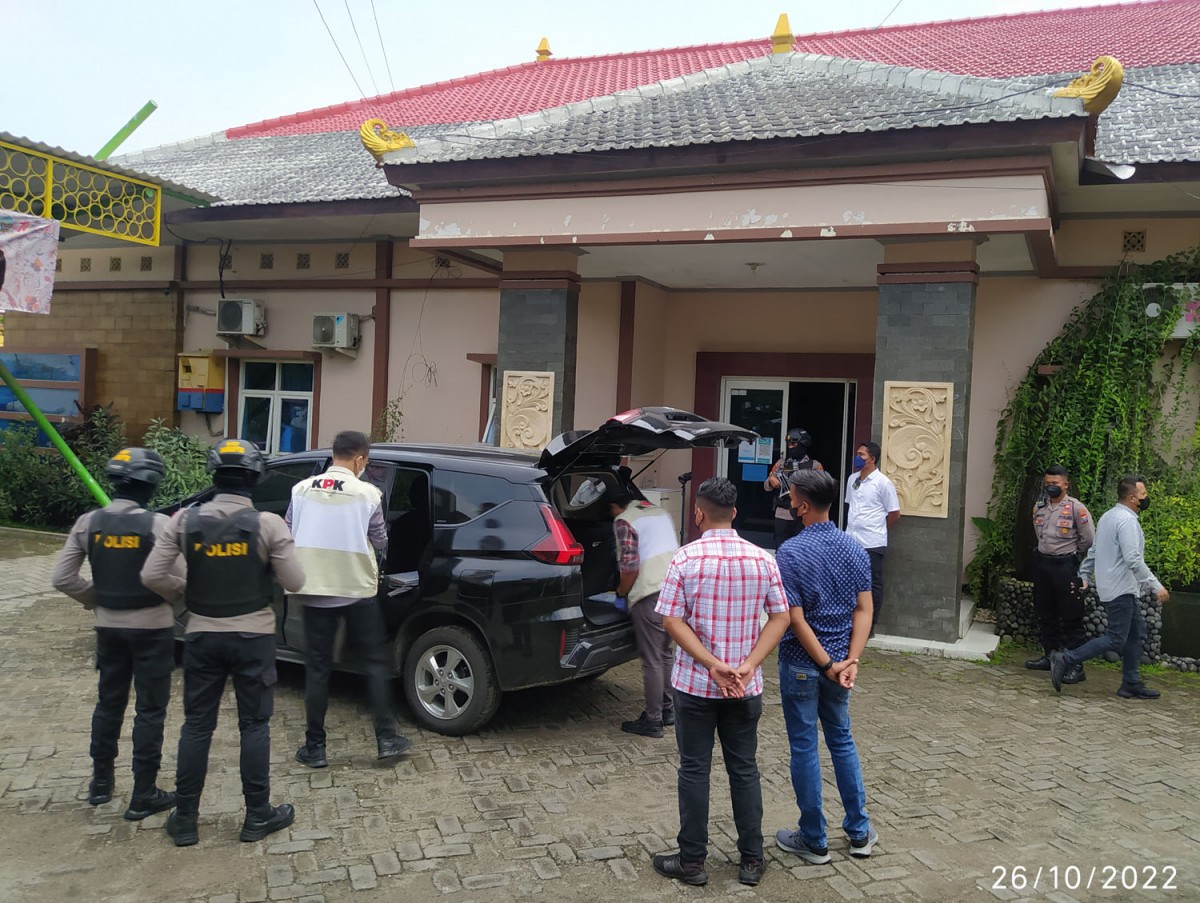 KPK memeriksa Mitsubishi Xpander, yang diduga mobil pribadi Kepala DPMD Bangkalan. (foto: Astuti for jatimnow.com)