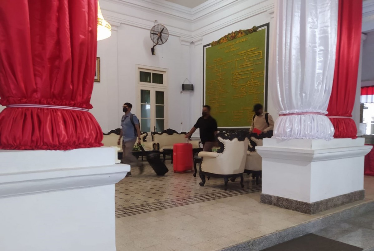 Sejumlah penyidik KPK tampak membawa dua koper dari Pendopo Bupati Bangkalan (Foto: Fathor Rahman/jatimnow.com)