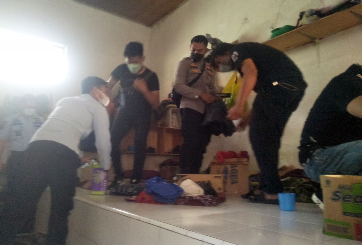 Penggeledahan di Lapas Klas IIA Bojonegoro (Foto-foto: Misbahul Munir/jatimnow.com)