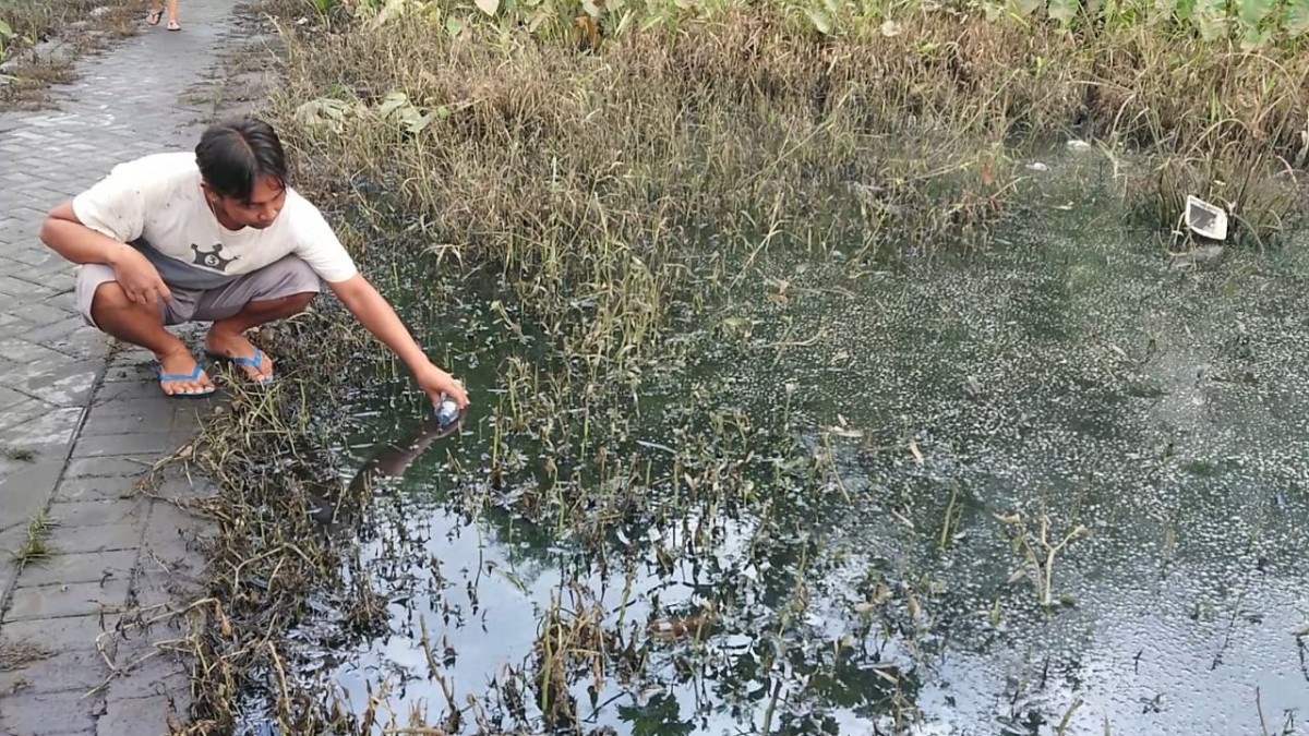 Genangan banjir dan air limbah yang menggenangi rumah warga Tulungagung. (Foto: Bramanta Pamungkas/jatimnow.com)