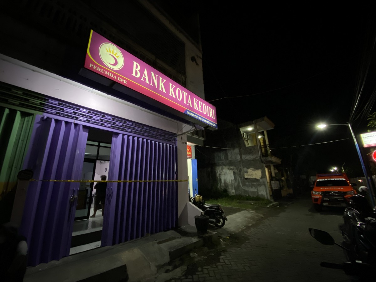 Suasana TKP perampokan di Perumda BPR Bank Kota Kediri. (Foto : Yanuar Dedy/jatimnow.com)