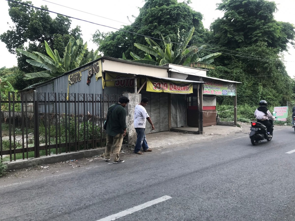 Warga setempat saat menunjuk lokasi kejadian.(Foto: Zainul Fajar)