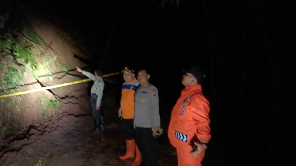 Petugas menunjukkan material longsor.(Foto: Polres Tulungagung)