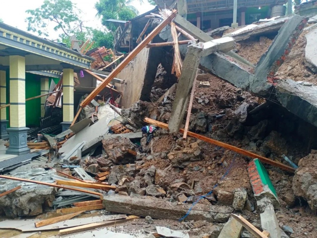 Kondisi rumah warga yang terdampak bencana longsor di Trenggalek. (foto: instagram BPBD Trenggalek).