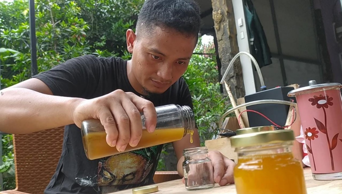 Arifudin Firdaus, warga Dusun Sumoyono, Desa Cukir, yang membudidayakan lebah klanceng penghasil madu.(Foto: Elok Aprianto)