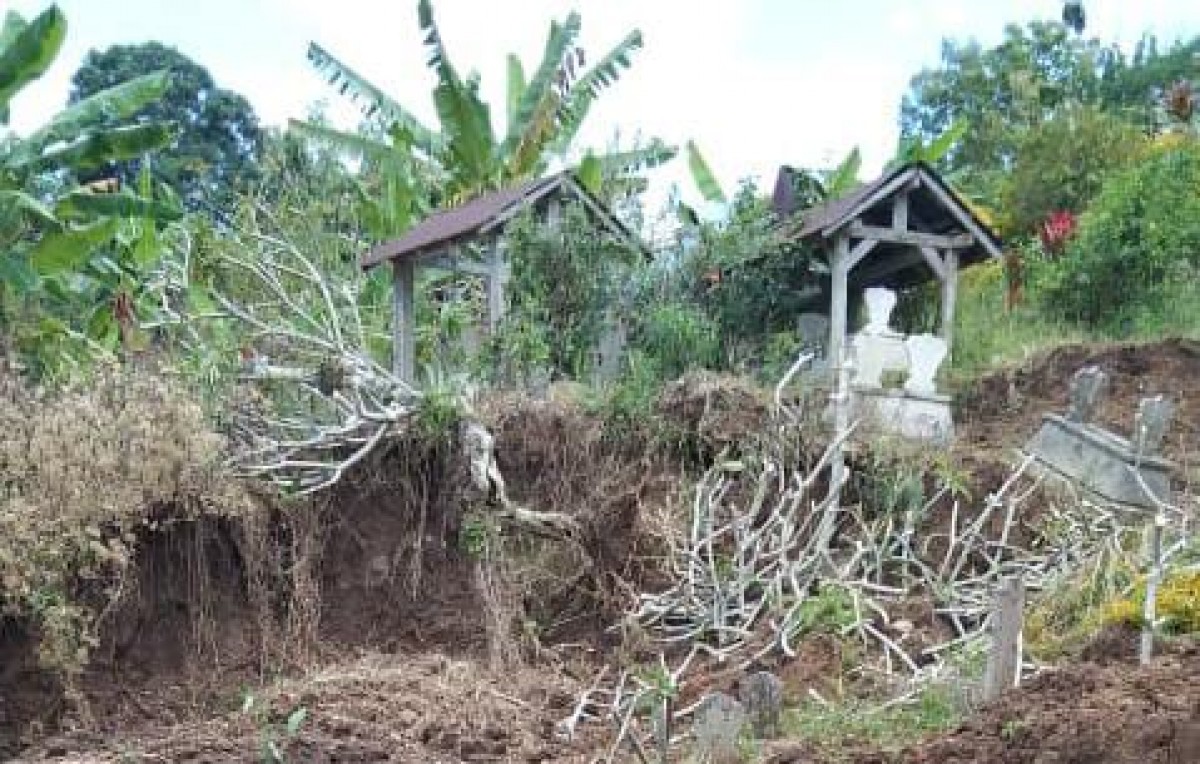 TPU yang rusak karena longsor. (Foto: Bramanta Pamungkas/jatimnow.com)