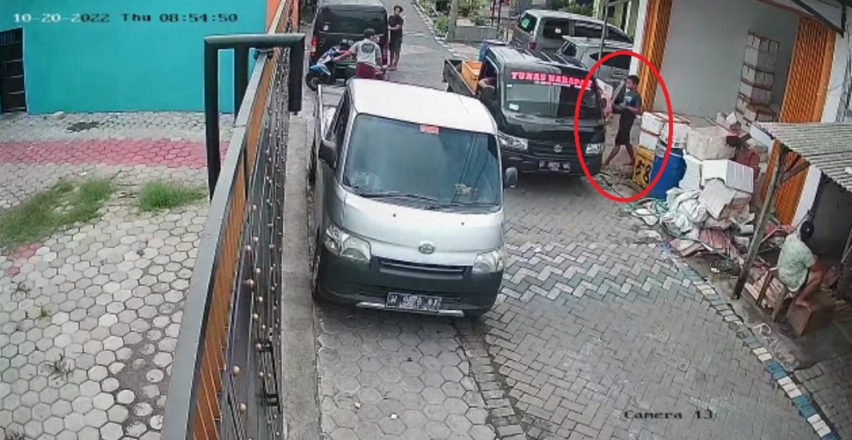 Tangkapan layar CCTV saat pencurian berlangsung.