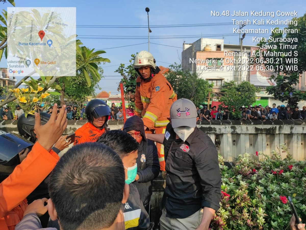 Evakuasi maling HP dari sungai.(Foto: BPBD Surabaya)