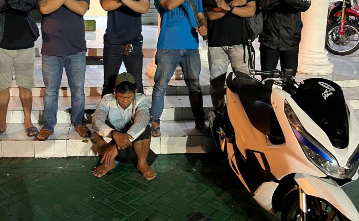 Unit Jatanras Polrestabes membekuk pelaku pencurian kabel milik PT KAI Daops 8 yang merupakan residivis. (foto: Polrestabes for jatimnow.com)
