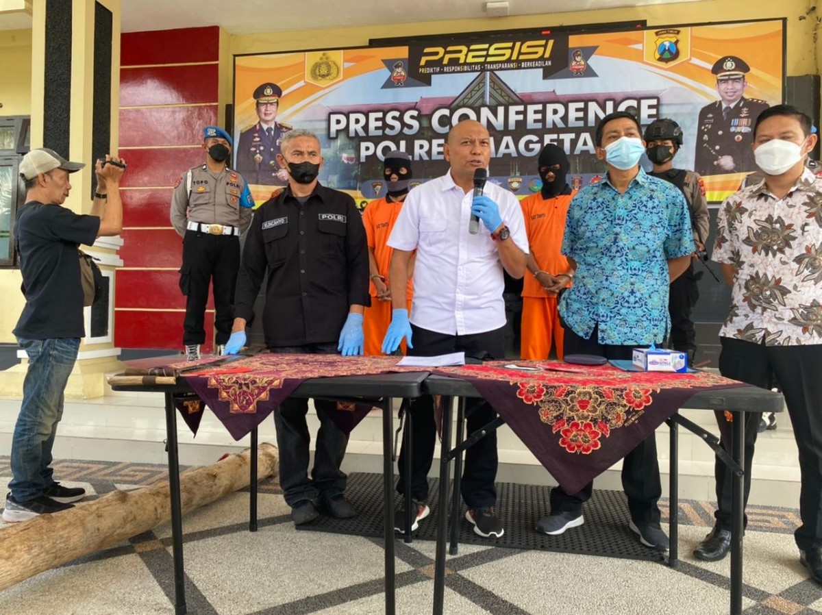 Tersangka diamankan polisi. (Foto: Polres Madiun)