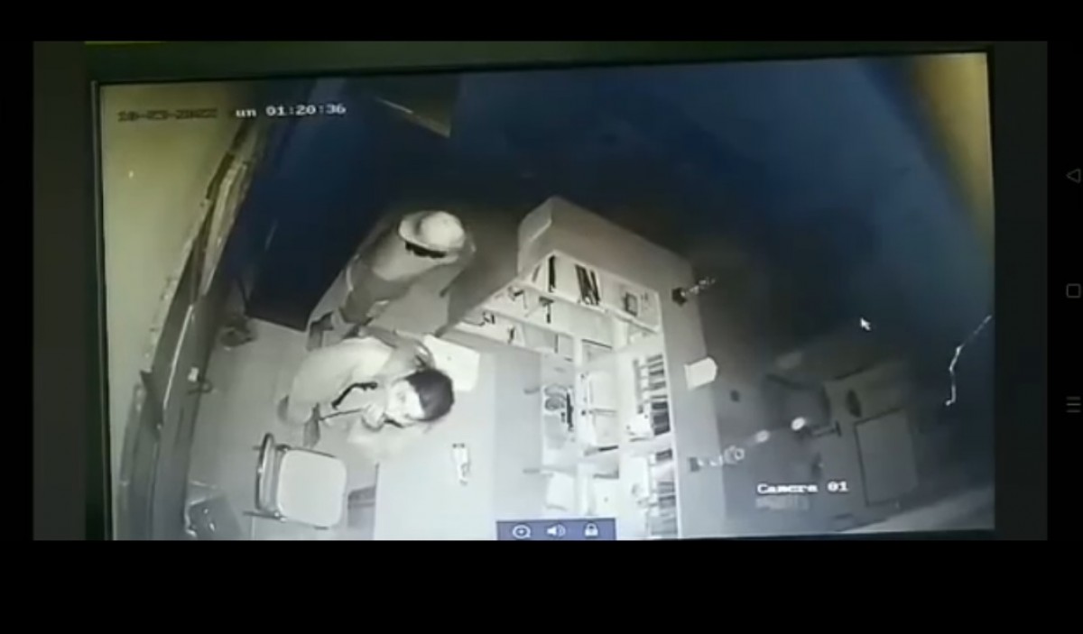 Aksi pencurian di SDN Domas. (Foto: tangkapan layar CCTV)