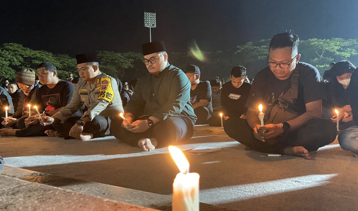 Mas Dhito, Kapolres bersama Suporter di Kediri Gelar Aksi 1000 Lilin