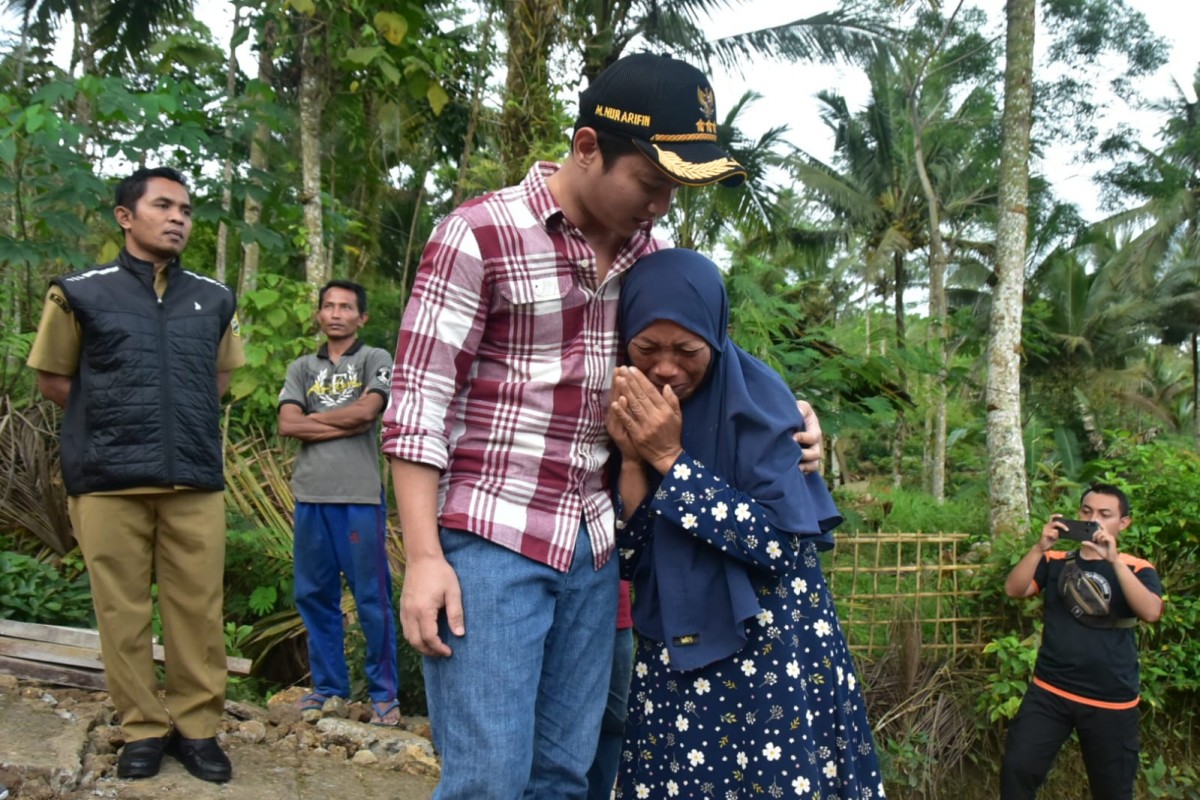 Bupati Trenggalek Mochamad Nur Arifin saat meninjau lokasi tanah gerak.(Foto: Diskominfo Trenggalek)