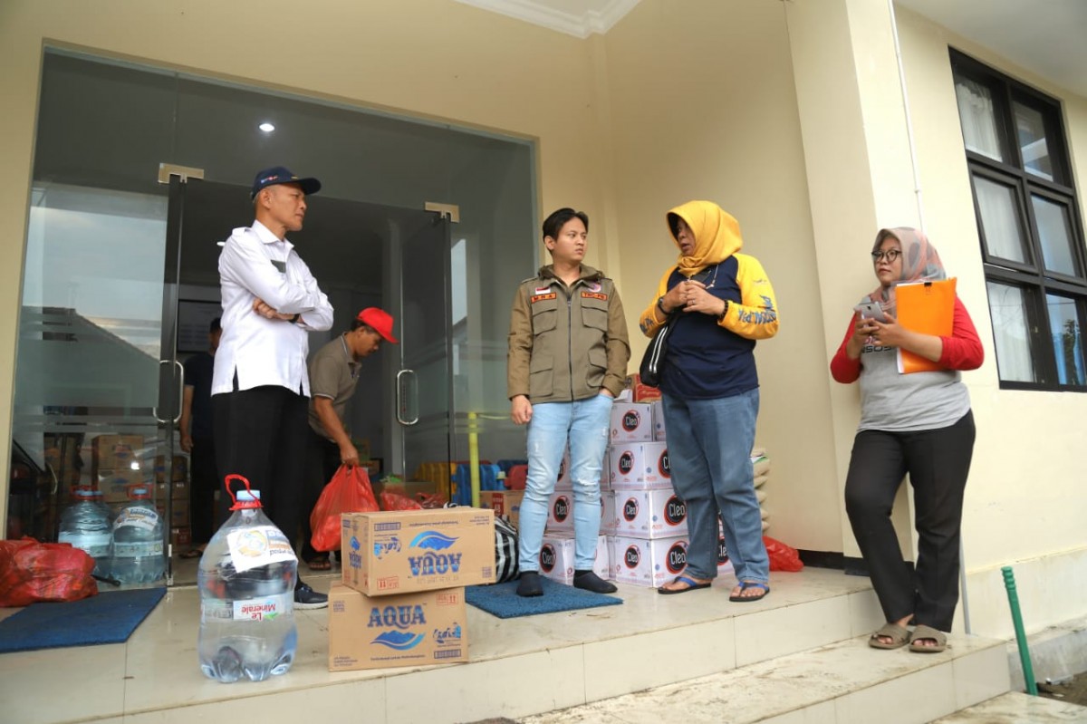 Bupati Trenggalek Mochamad Nur Arifin usai memantau banjir. (foto: Prokopim for jatimnow.com)/