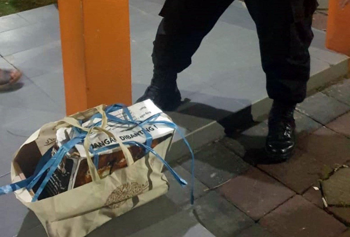 Kardus berisi mayat bayi di Sidoarjo (Foto: Humas Polresta Sidoarjo for jatimnow.com)