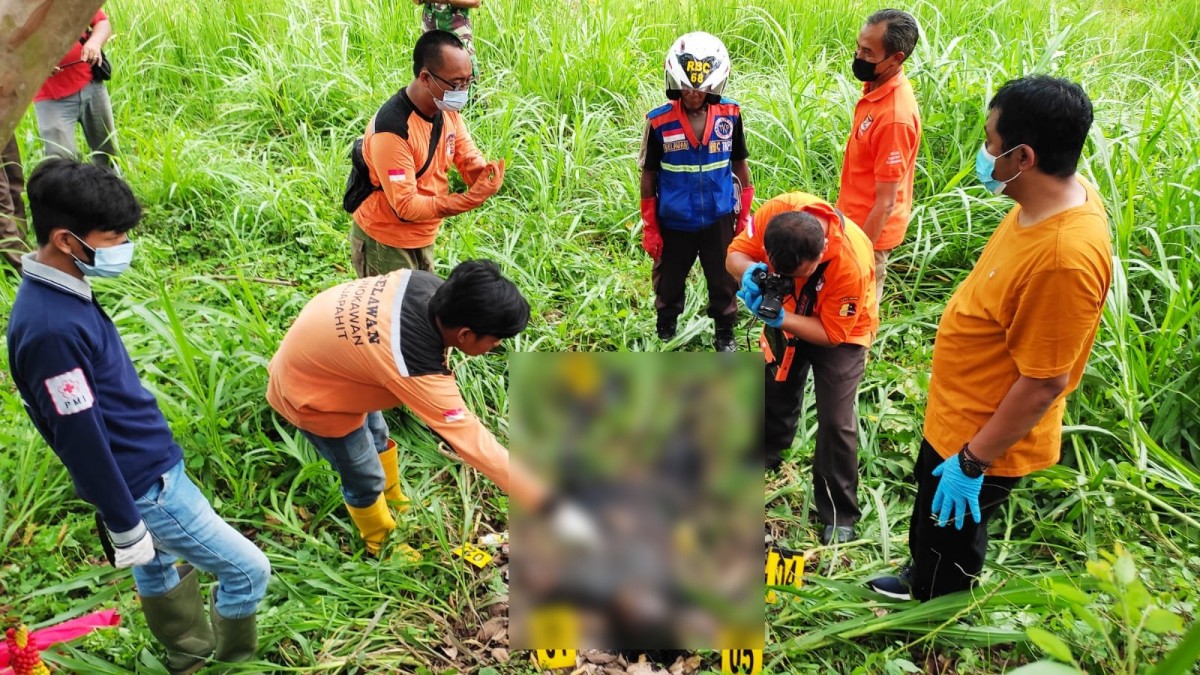 Polisi dari Polsek Pungging saat berada di lokasi penemuan mayat.(Foto: Achmad Supriyadi/jatimnow.com)