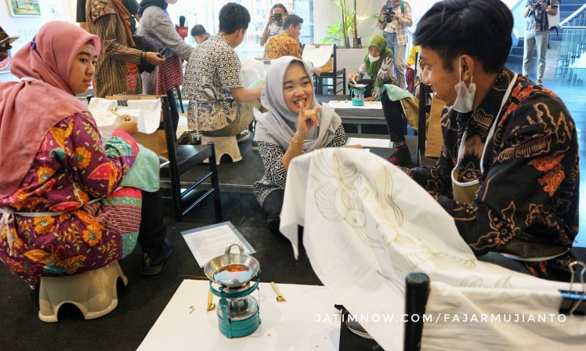 Anak berkebutuhan khusus belajar membati.(Foto: Humas Artotel TS Suite Surabaya)