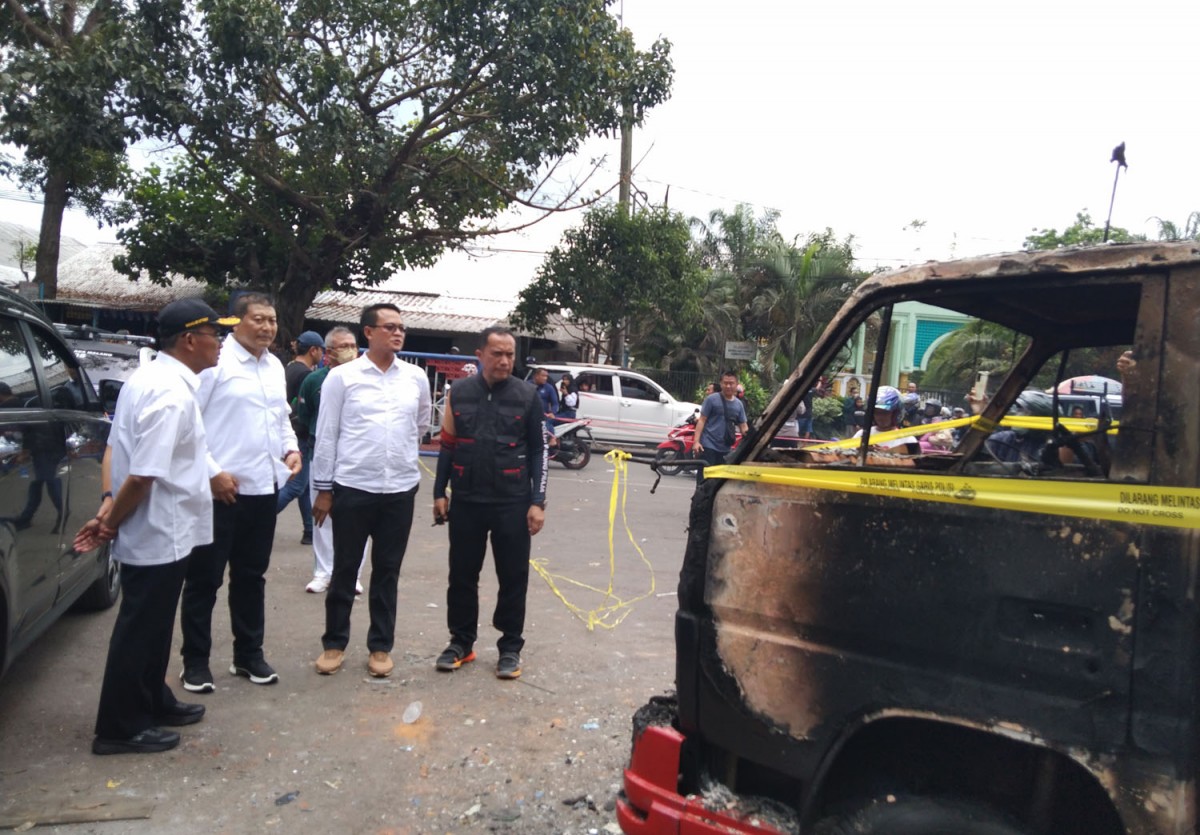 Menko PMK, Muhadjir Effendy dan rombongan saat meninjau kondisi Stadion Kanjuruhan Malang pascatragedi (Foto: Galih Rakasiwi/jatimnow.com)