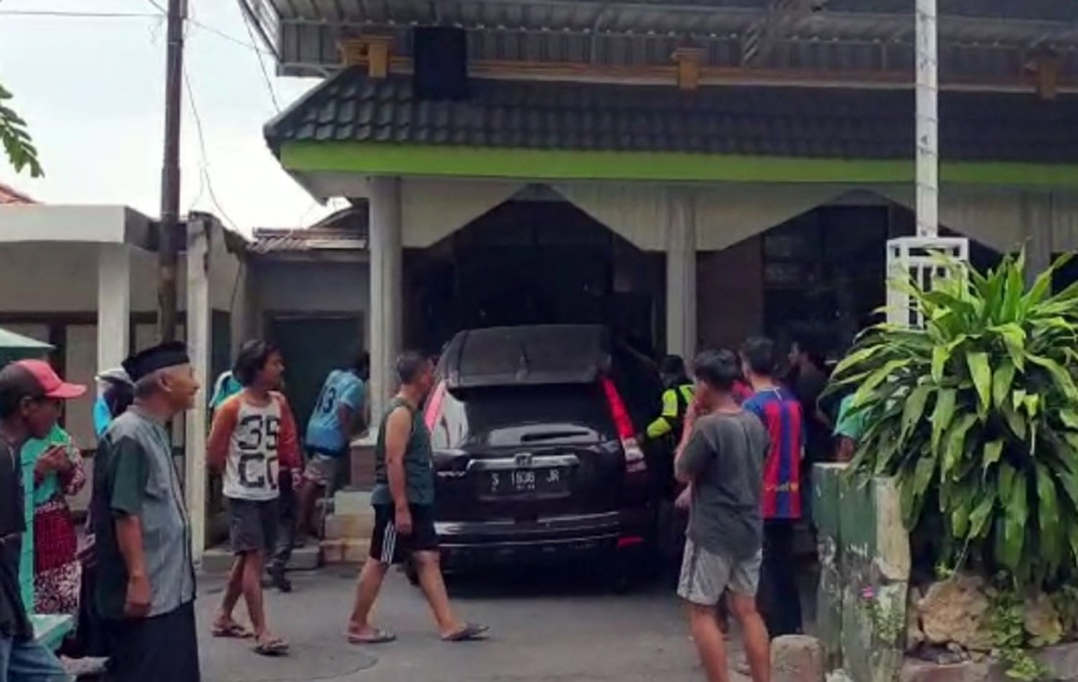 Mobil CRV tabrak musala di Lamongan (Foto-foto: Adyad Ammy Iffansah/jatimnow.com)