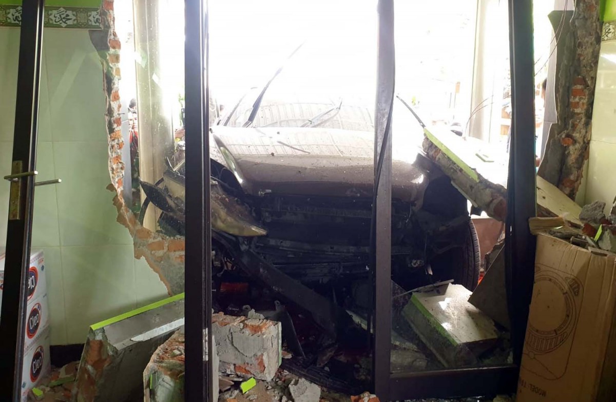Mobil CRV menabrak musala di Lamongan (Foto: Adyad Ammy Iffansah/jatimnow.com)