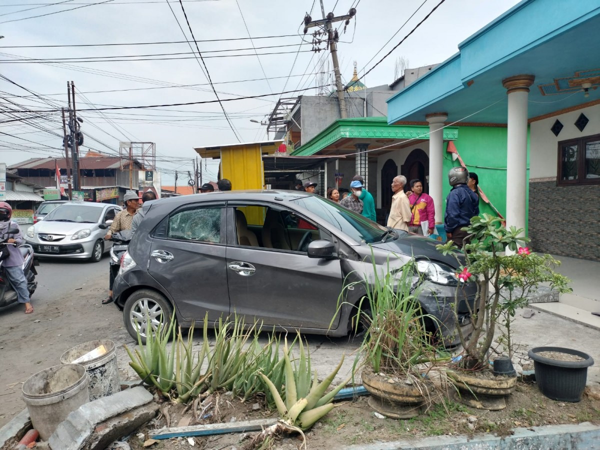 Pria asal Yogyakarta Dihajar Massa Usai Bawa Kabur Mobil dan Tabrak Polisi