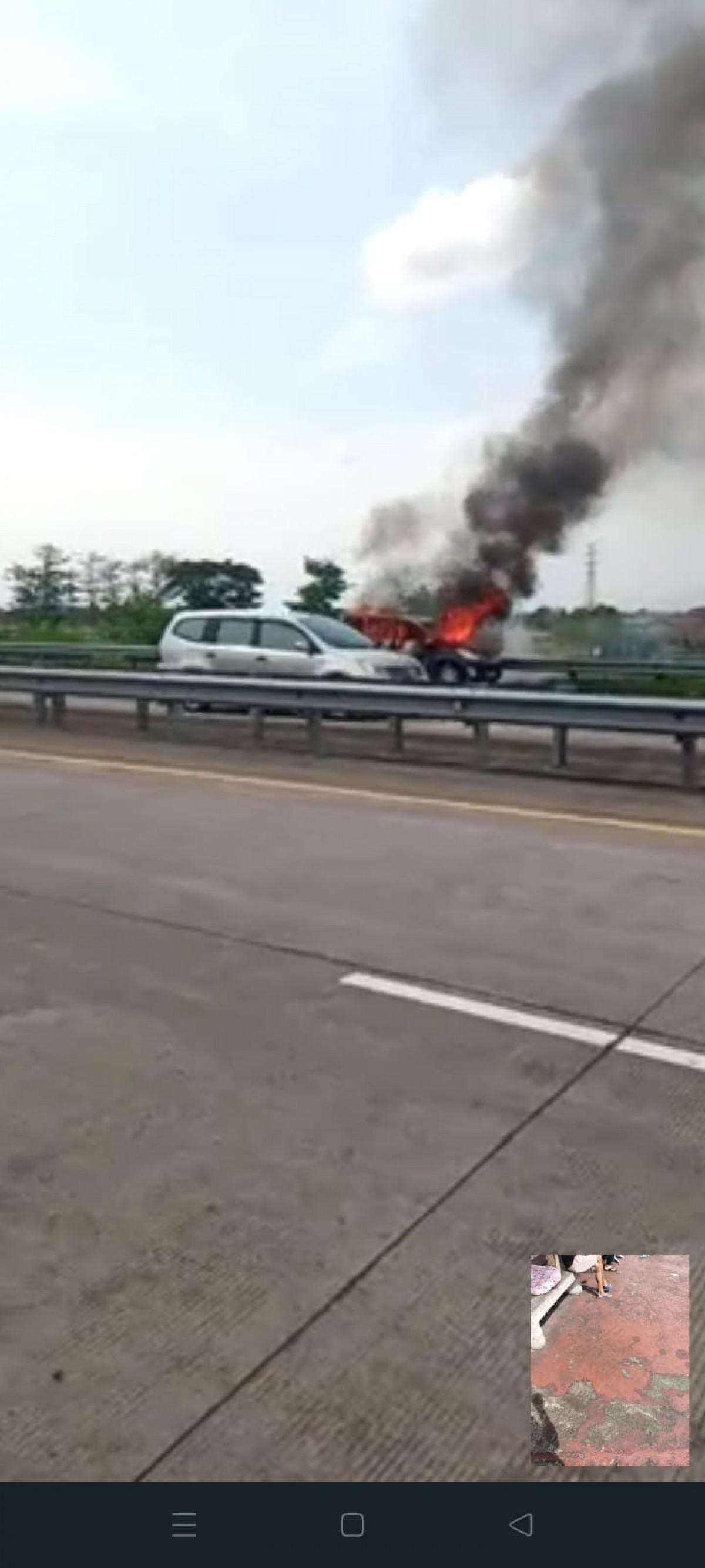 Kondisi Daihatsu Xenia yang terbakar di Tol Jomo, Sabtu (29/10/2022). (foto: Kepala Departemen layanan Jalan Tol PT Astra Infratoll for jatimnow.com)