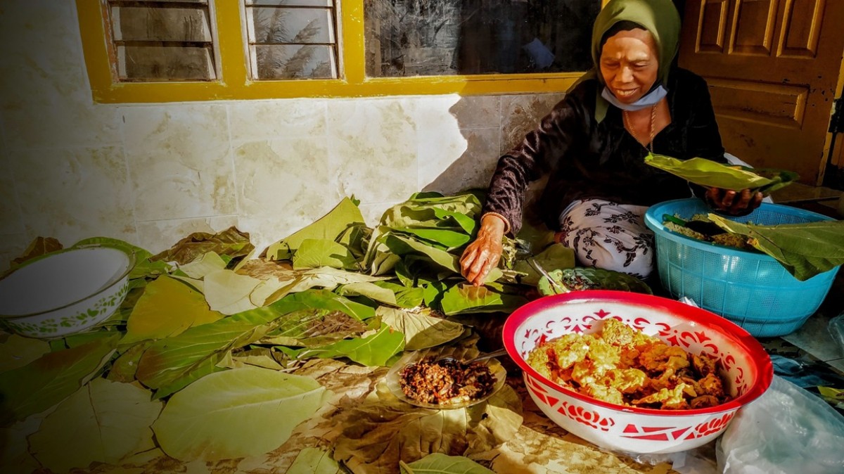 Salah satu pedagang nasi muduk di Desa Sendangagung, Paciran Lamongan.(Foto: Adyad Ammy Iffansah/jatimnow.com)