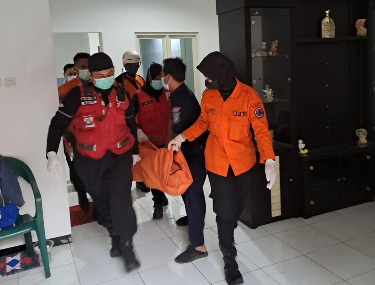 Proses evakuasi jenazah nenek gantung diri (Foto: BPBD Kota Surabaya)