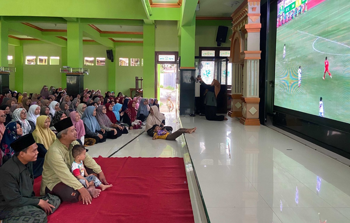 Sejumlah santri Ponpes Darul Huda Mayak nonton bareng final Liga Santri Piala KASAD 2022. (foto: Mita Kusuma/jatimnow.com)