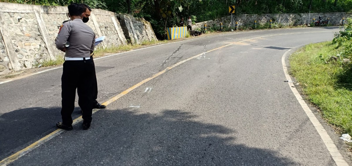 Ilustrasi: Polisi olah TKP kecelakaan lalu lintas yang melibatkan pelajar pada Maret 2022.(Foto: Humas Polres Ponorogo)