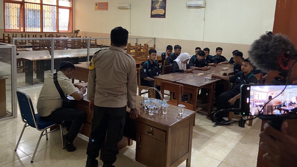 Polisi saat melakukan olah TKP di SMKN 1 Jenangan Ponorogo. (Foto: Mita Kusuma/jatimnow.com)