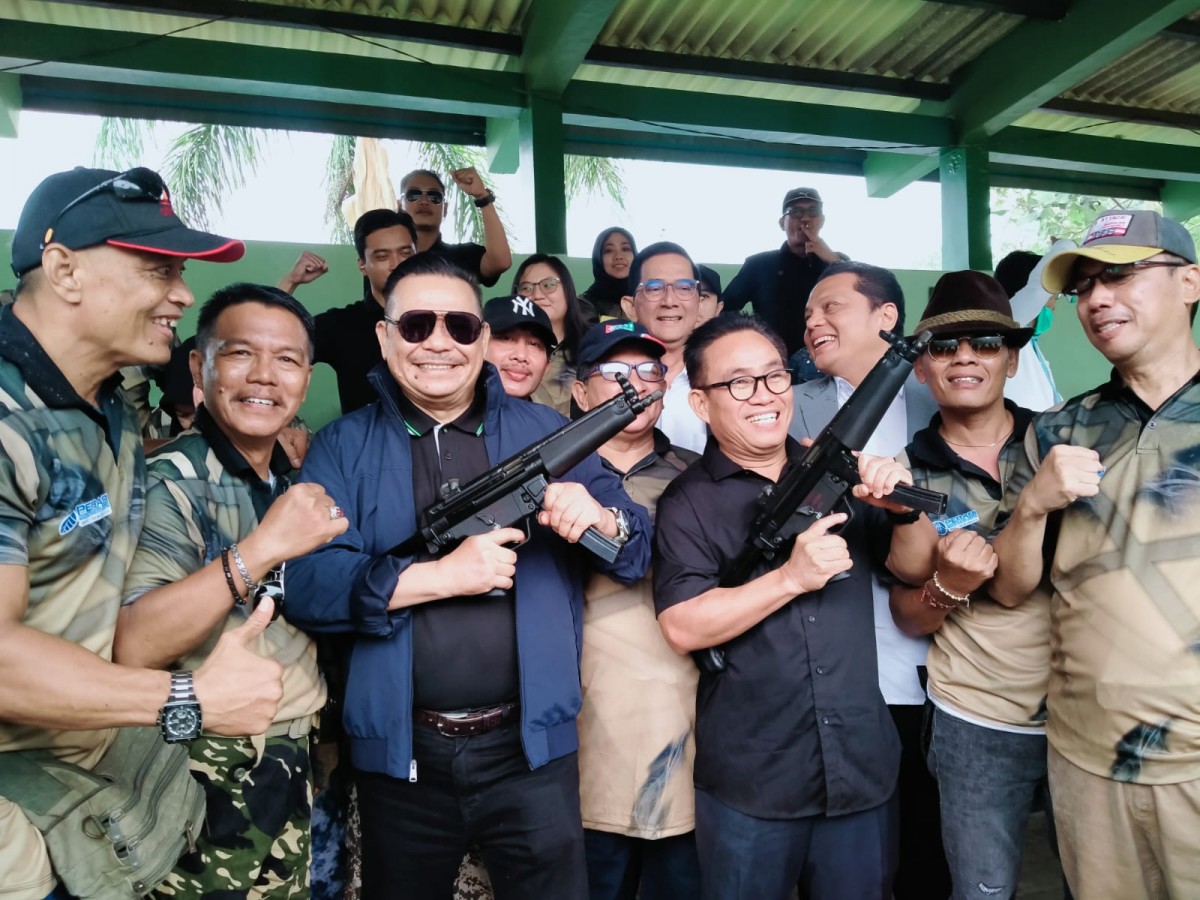 Ketua DPN Peradi, Otto Hasibuan bersama pengurus dan anggota Sakti usai latihan menembak. (Foto: Lia for jatimnow.com)