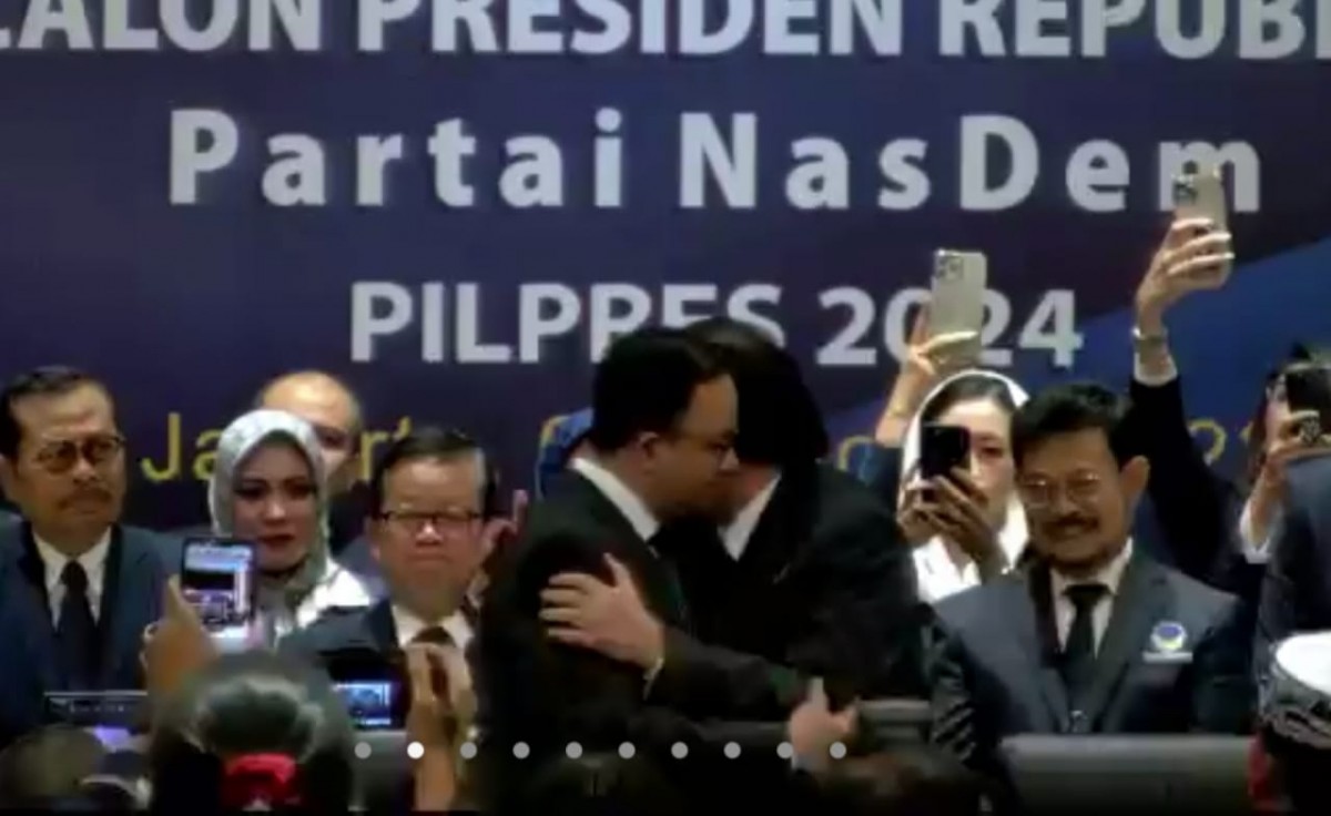 Surya Paloh memeluk Anies Baswedan. (Foto: tangkapan layar)