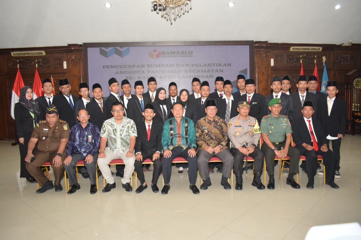 Jajaran Panwaslu Kecamatan yang telah di kukuhkan Bawaslukab dan Pemkab Lamongan. (Foto : Adyad Ammy Iffansah/jatimnow.com)
