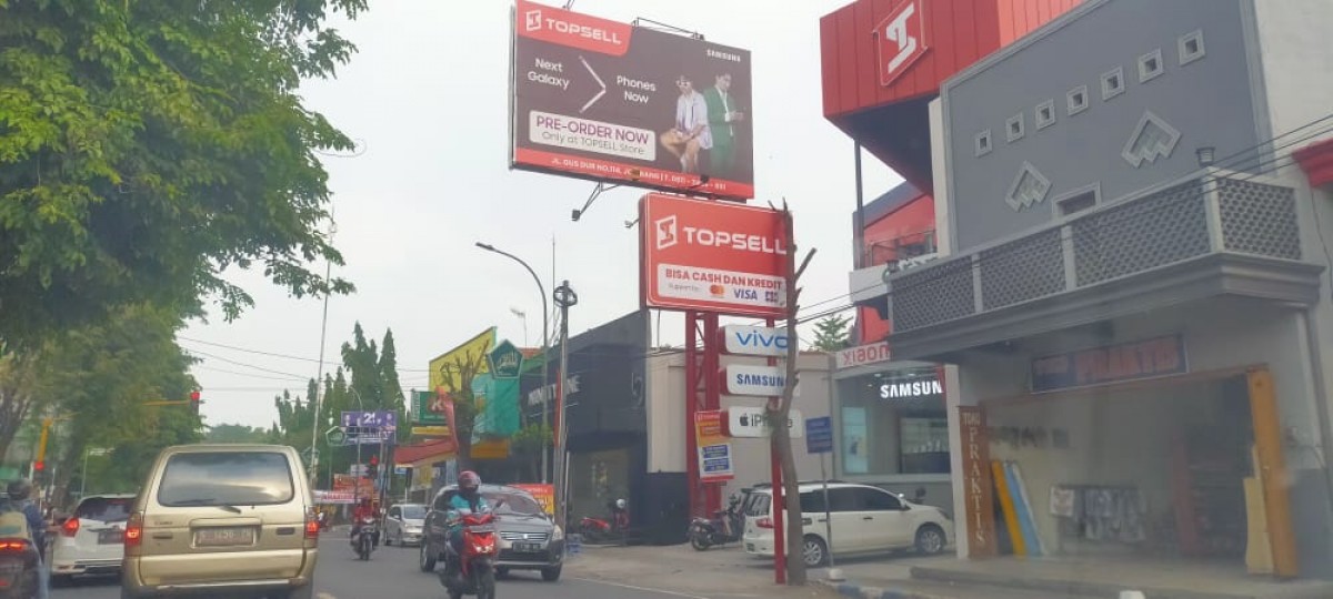 Reklame yang diduga tak berizin berada di jalur tertib lalu lintas. (foto: Elok Aprianto/jatimnow.com))