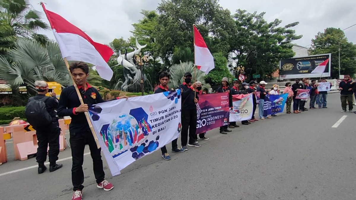 Organisasi masyarakat Patriot Garuda Nusantara Jawa Timur saat menggelar aksi damai di depan KBS dukung G20 di Bali.(Foto: Zain Ahmad/jatimnow.com)