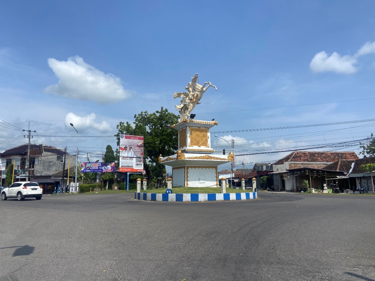 Setiap Perempatan di Jalan Protokol Kota Ini Ada Patungnya