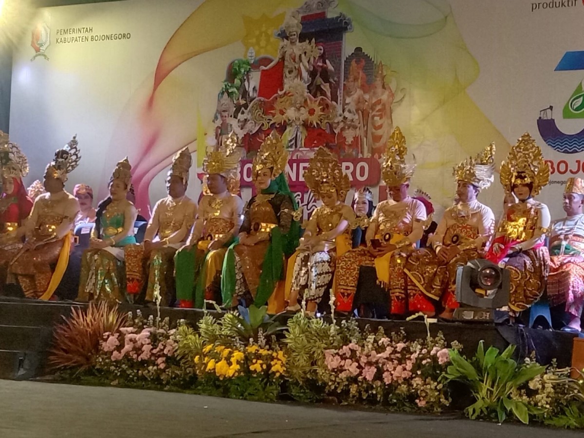 Kirab pawai budaya menjadi puncak peringatan HUT Bojonegoro ke-345. (foto: Misbahul Munir/jatimnow.com)