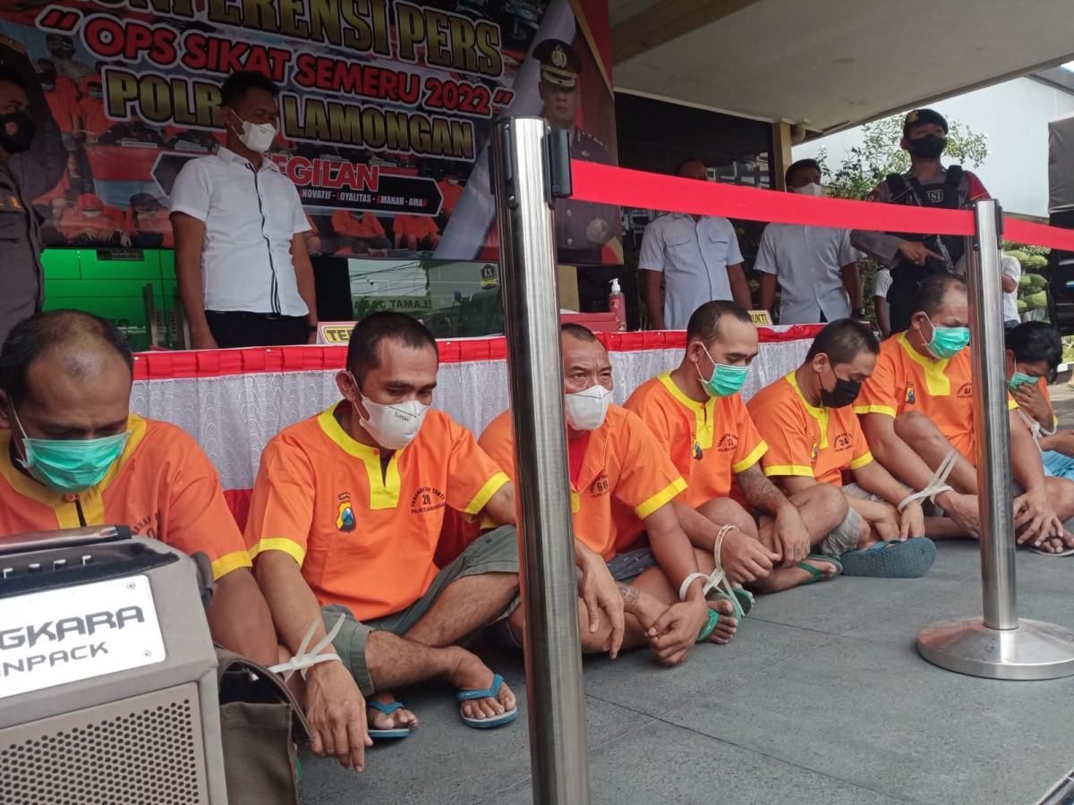 Para tersangka pencurian yang berhasil diringkus Polres Lamongan saat menjalankan Operasi Sikat Semeru 2022.(Foto: Adyad Ammy Iffansah/jatimnow.com)