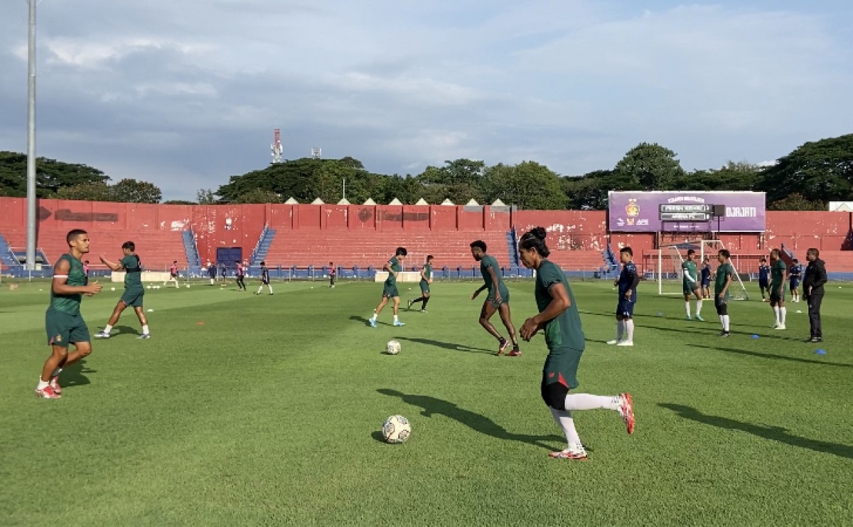 Budi Kurnia memimpin latihan Persik Kediri di Stadion Brawijaya.(Foto: Yanuar Dedy/jatimnow.com)