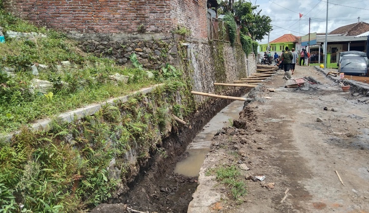 Pembangunan drainase di Kota Batu. (Foto: Galih Rakasiwi/jatimnow.com)