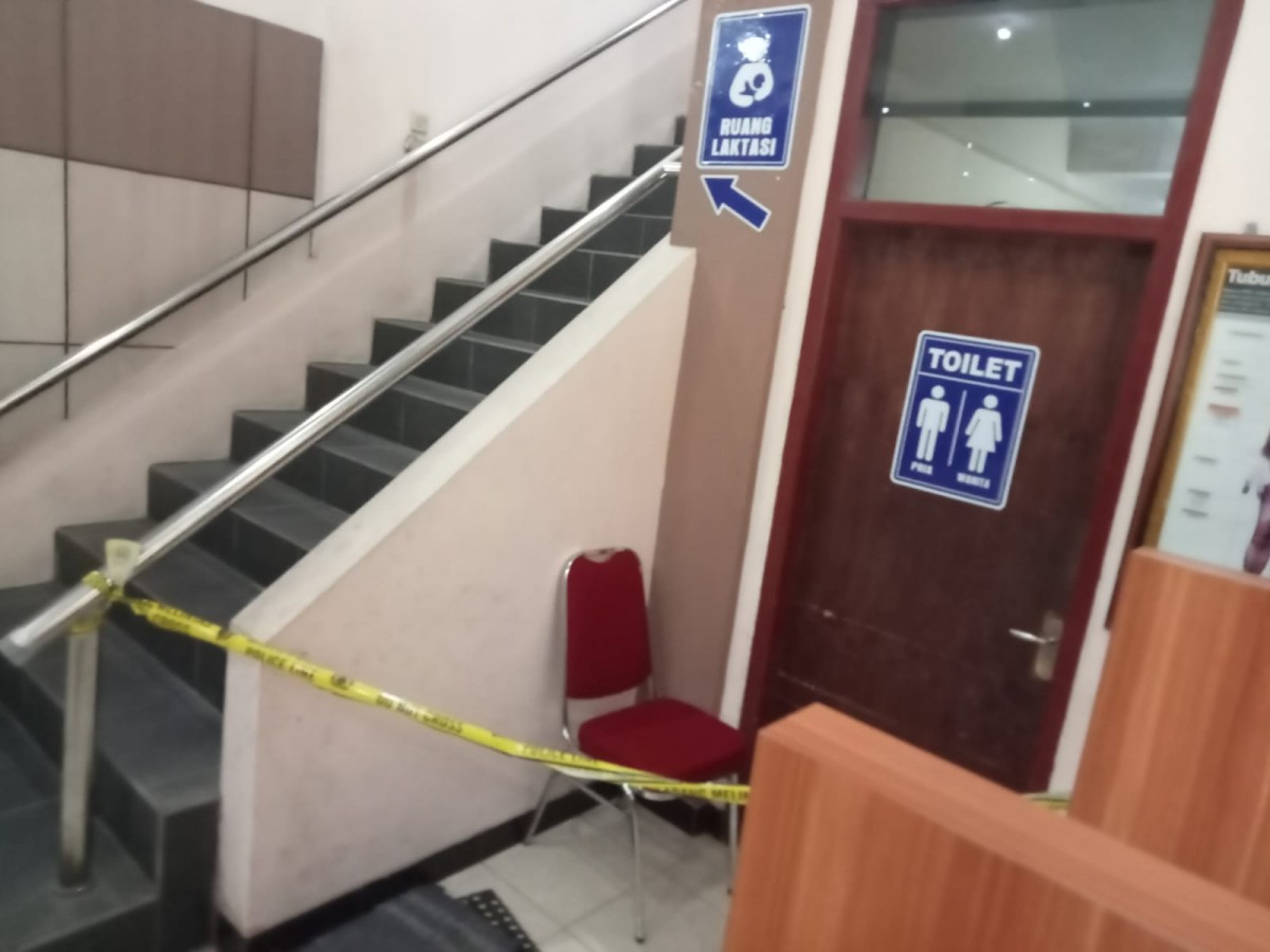 Toilet Dispendikpora Tulungagung yang dipasang garis polisi.(Foto: Polres Tulungagung)